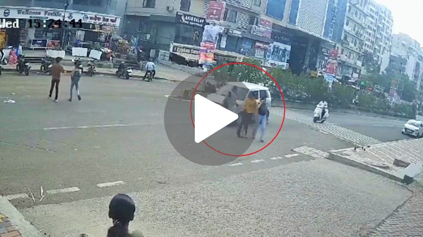 Accident Video Viral Video : कार ने महिला को मारी टक्कर, हवा में उछल कर दूर जा गिरी, देखें खौफनाक वीडियो