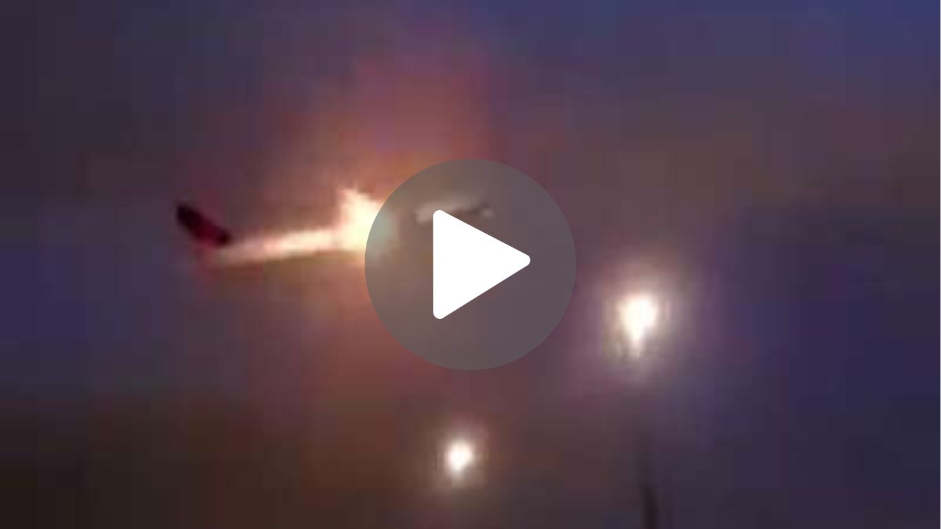 Flight Caught Fire: उड़ान भरते ही फ्लाइट में लगी आग, 402 यात्री थे सवार, वीडियो हुआ वायरल