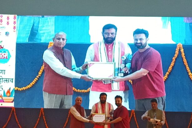 मुख्यमंत्री नायब सैनी से अवॉर्ड लेते स्टेज एप के हरियाणा कंटेंट हेड प्रवेश।